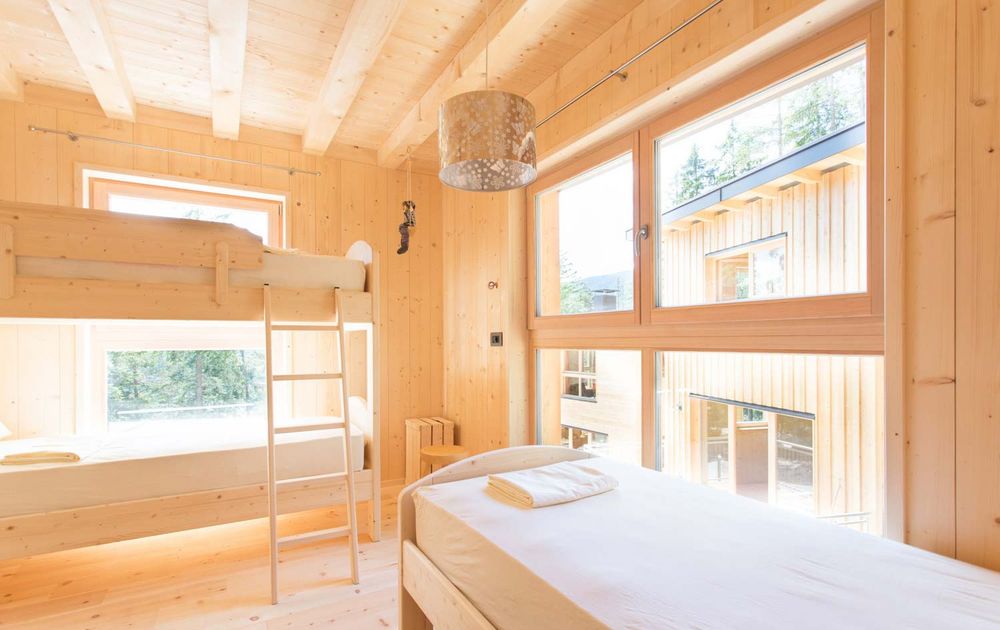 Chalet PINO Schlafzimmer mit Einzelbett und Stockbett