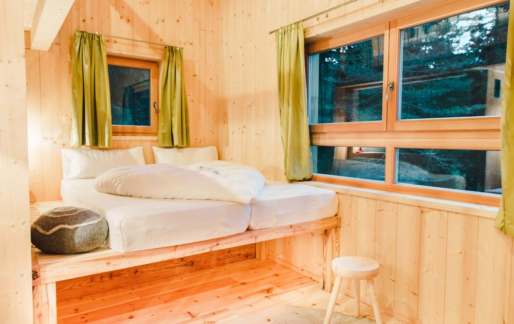 Chalet Karom Wald Fenster Doppelbett Schlafen Ruhe Privatsphäre