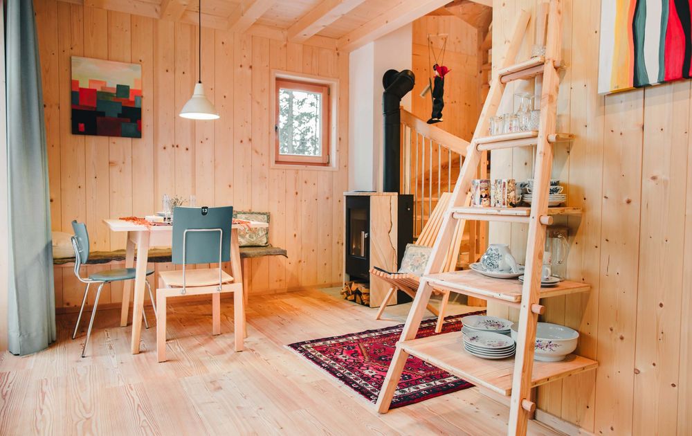 Waldchalet UNO Wohnraum Holzofen Esstisch