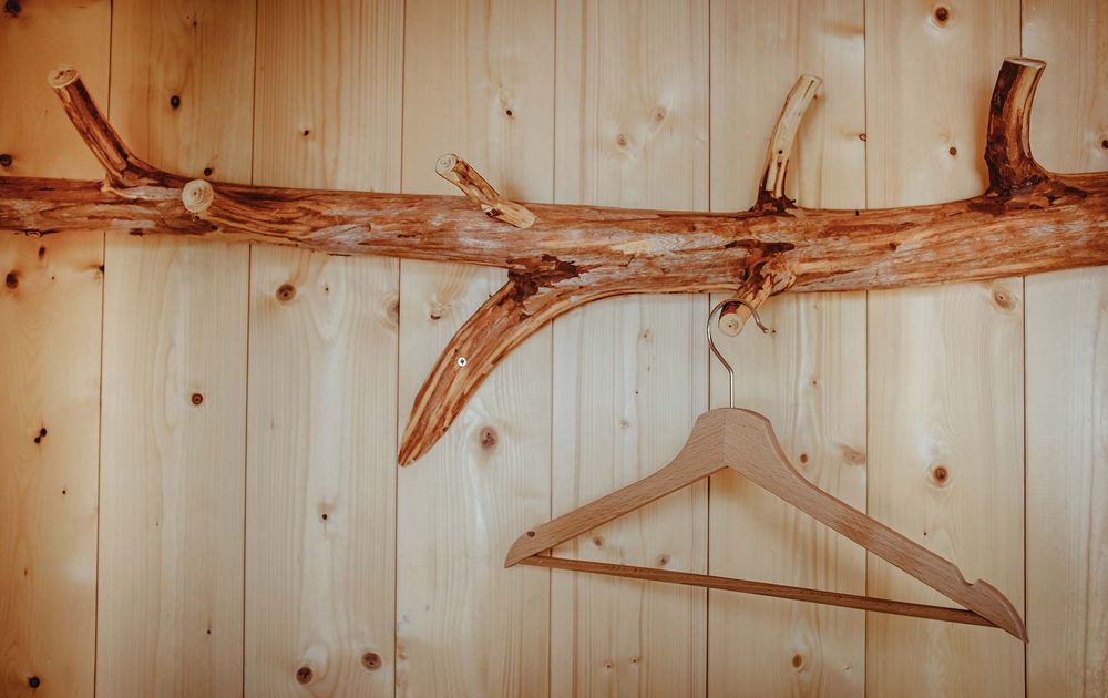Detailaufnahme Kleiderbügel Chalet KAROM Holz Natur