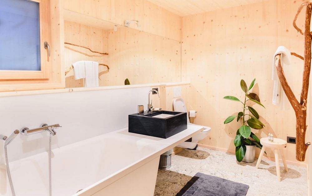 Badezimmer mit Badewanne im Chalet NONO1 Familie Urlaub Entspannen