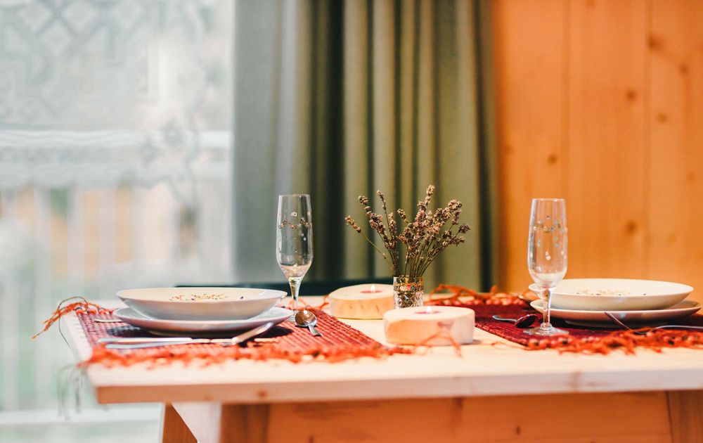 Kulinarik Esstisch Abendessen feliZitas Forest Chalet Resort