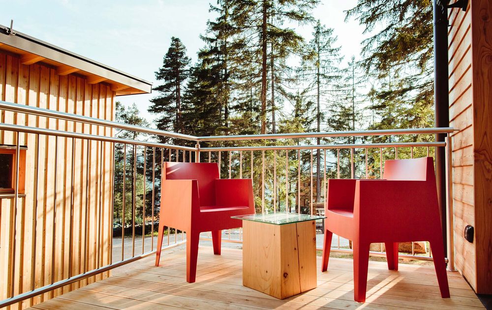 Terrasse Chalet KAROM Stühle Tisch Sonne