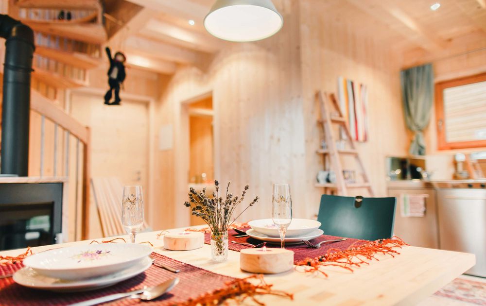 Kulinarik Esstisch Abendessen feliZitas Forest Chalet Resort Chalet UNO Urlaub Südtirol
