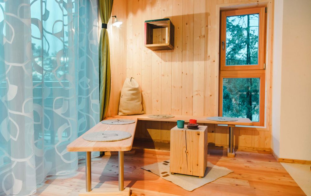 Sitzecke im Chalet KAROM | feliZitas Forest Chalet Resort