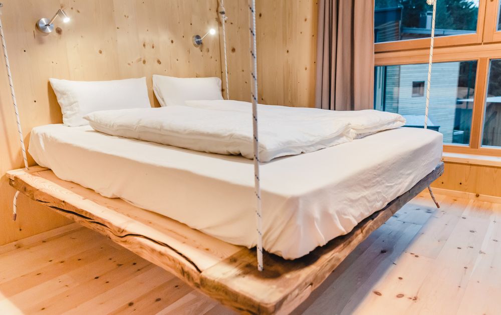 Schlafzimmer schwebendes Doppelbett Fenster Chalet NONO1 Natur Urlaub Südtirol