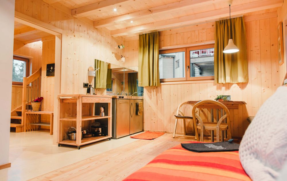 Küche Wohnraum Esstisch Couch Chalet MOMO Urlaub Südtirol feliZitas