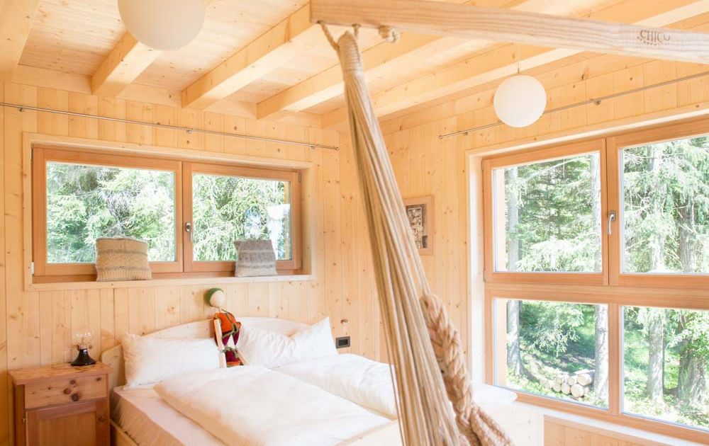 Schlafzimmer Doppelbett Chalet PINO Urlaub Südtirol St. Felix