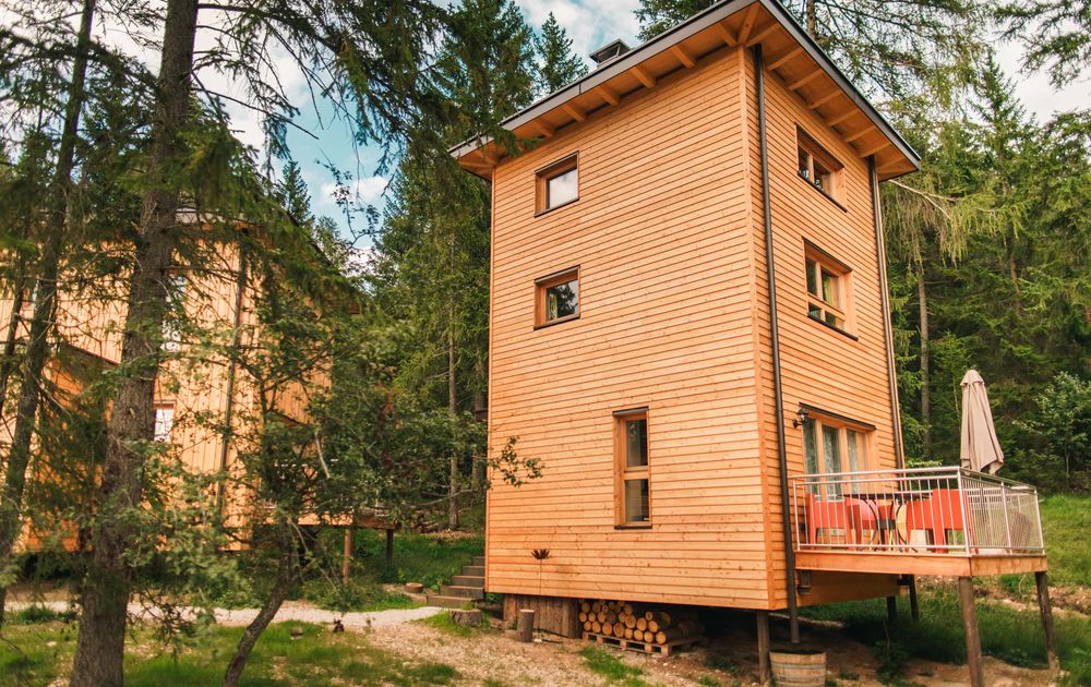 Außenaufnahme Chalet KAROM mit Terrasse und Sonnenschirm