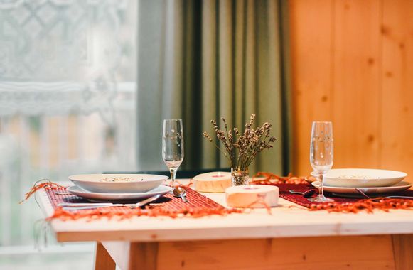 Kulinarik Esstisch Abendessen feliZitas Forest Chalet Resort