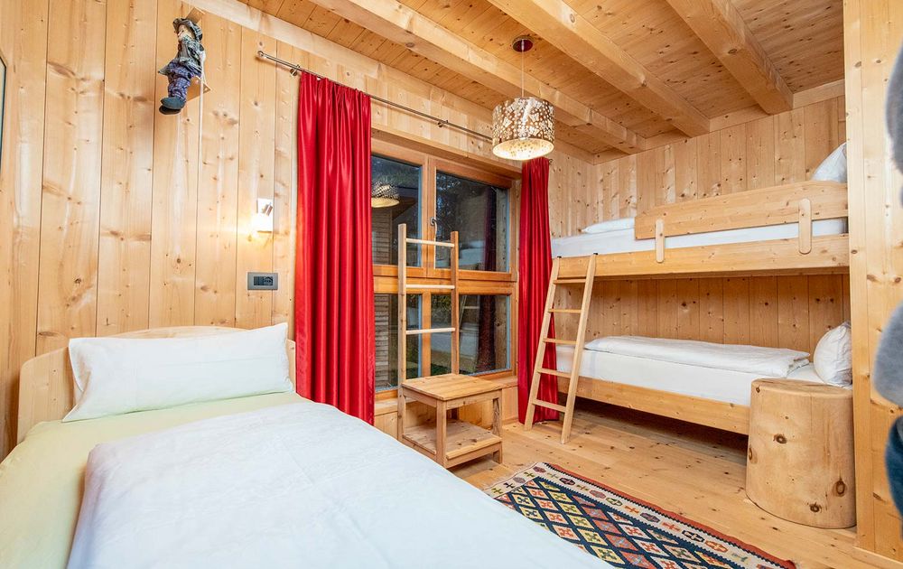 Chalet PINO Schlafzimmer mit Einzelbett und Stockbett