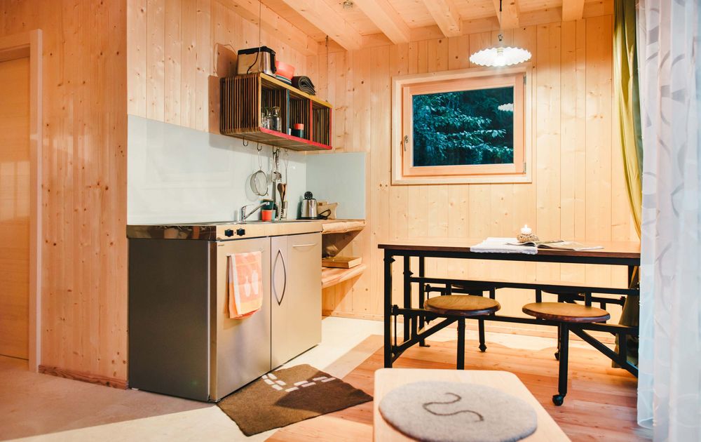 Küche Esstisch Wohnraum Chalet KAROM Urlaub St. Felix Waldchalet