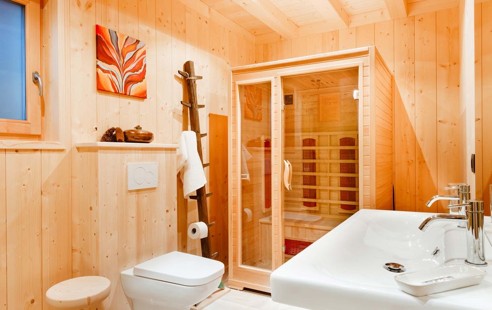 Bad mit Infrarotkabine Wellness Wohlfühlen Chalet PINO Urlaub Südtirol