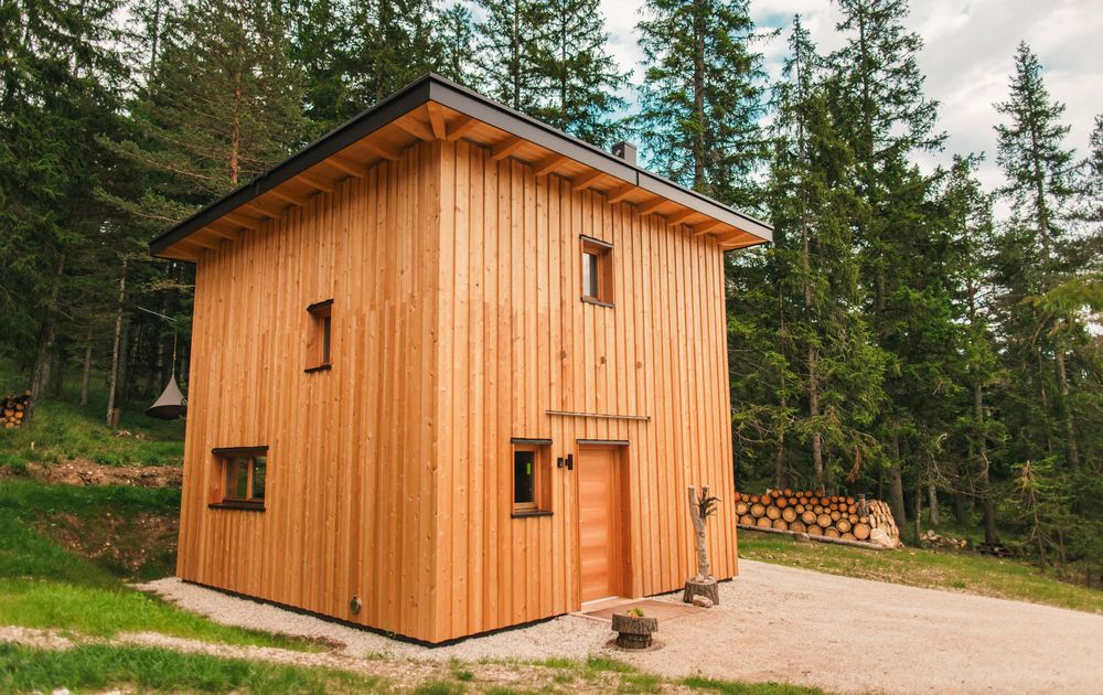 Außenansicht Chalet MOMO Barrierefrei Hunde willkommen Urlaub Südtirol Waldchalet