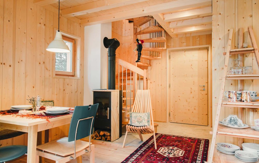 Waldchalet UNO Wohnraum Holzofen Esstisch
