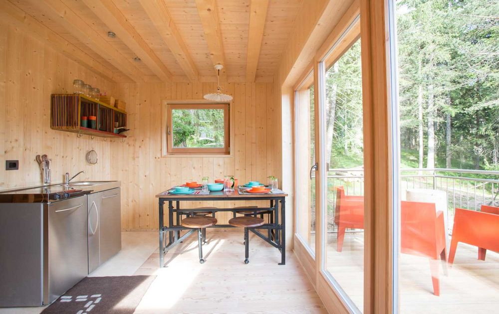 Wohnraum mit Küche im Chalet KAROM feliZitas St. Felix Südtirol Urlaub