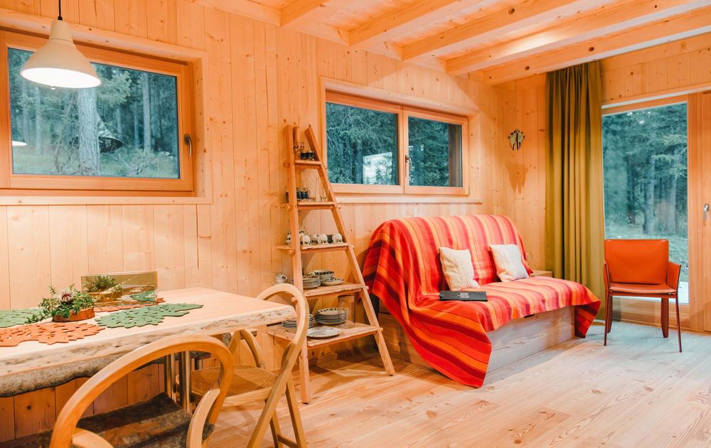 Wohnraum mit Esstisch, Couch im Chalet MOMO feliZitas Waldchalets Urlaub barrierefrei rollstuhlgerecht Südtirol 