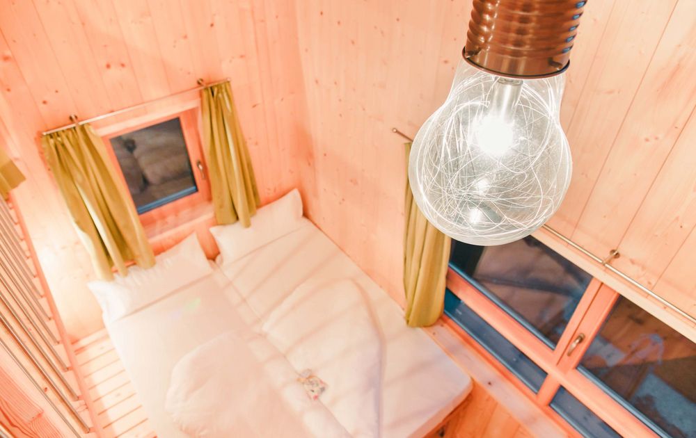 Schlafzimmer von oben mit Lampe feliZitas Chalet KAROM