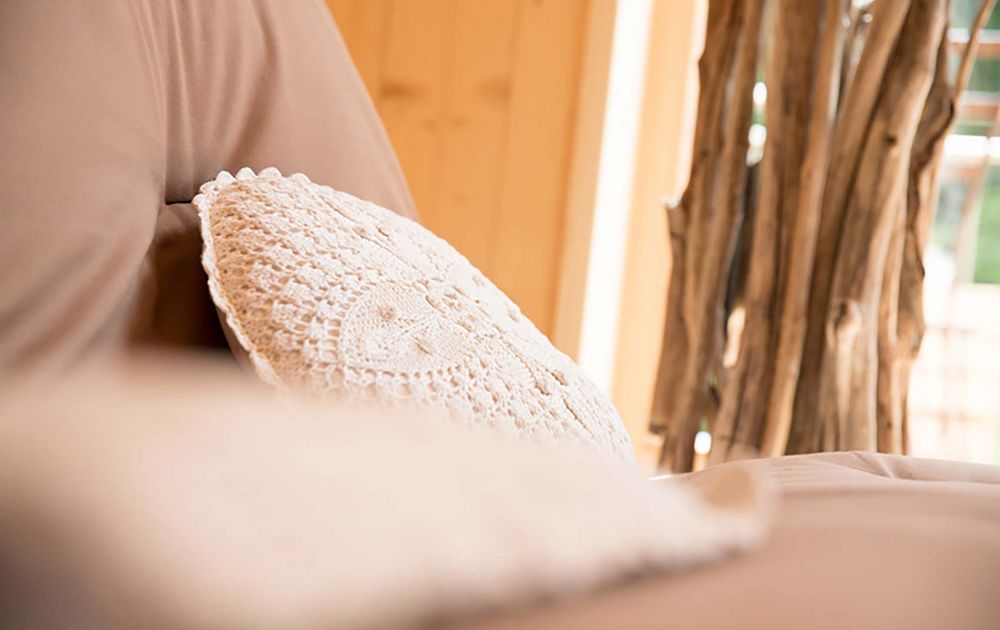 Detail Couch Chalet PINO Südtirol Urlaub Wohnen