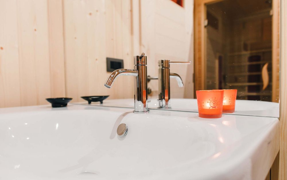 Waschbecken Detailaufnahme Kerze Chalet UNO Urlaub in Südtirol