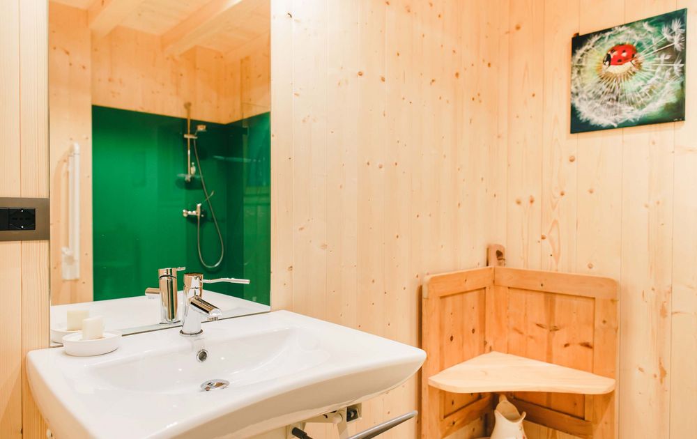 Badezimmer Waschbecken barrierefrei Chalet MOMO Urlaub Südtirol