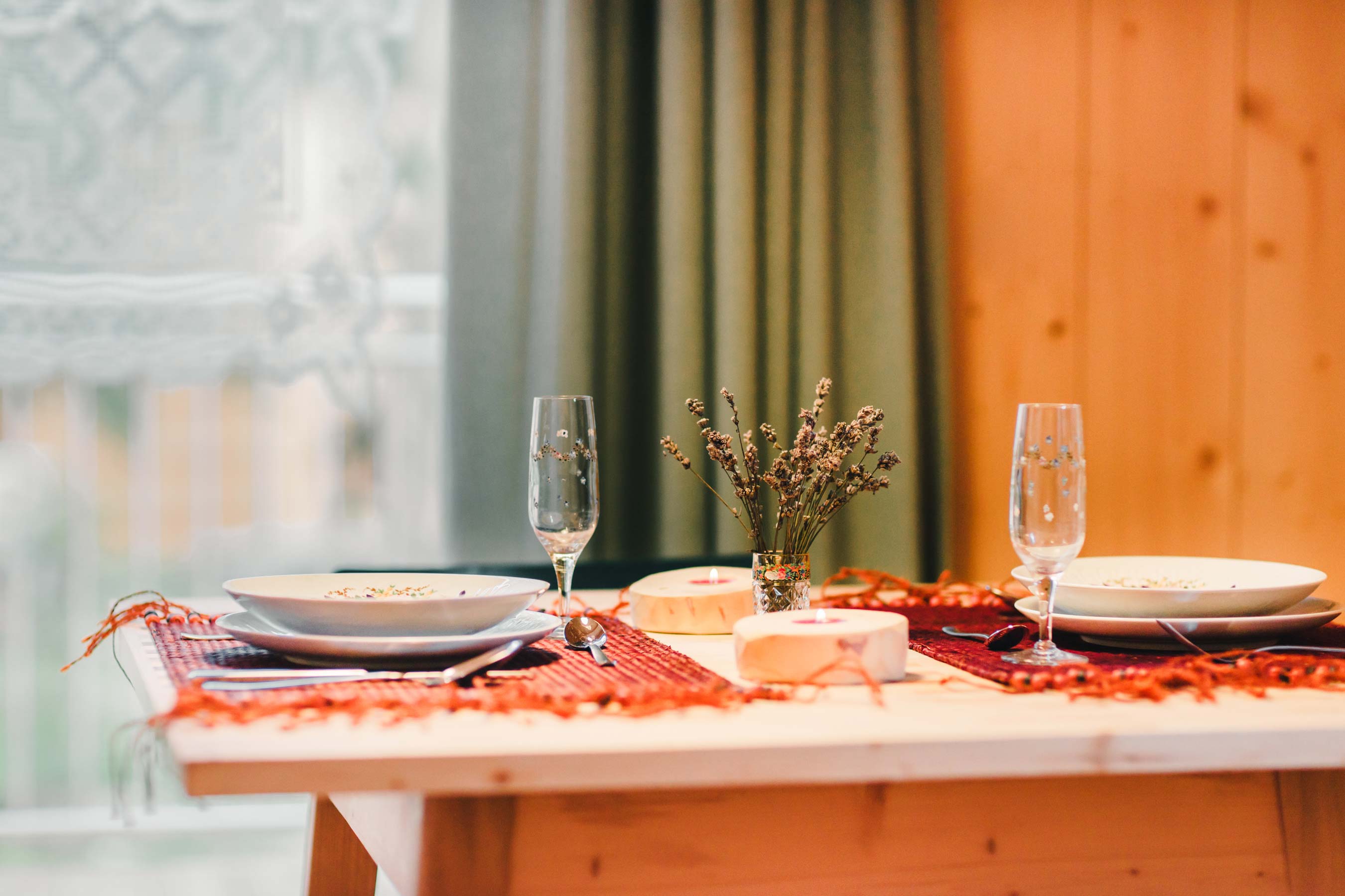 [Translate to englisch:] Kulinarik Esstisch Abendessen feliZitas Forest Chalet Resort
